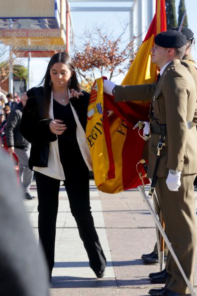 Ciudadano jurando bandera en Plaza Mayor de Alcobendas