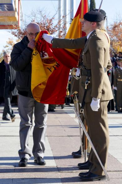 Ciudadano jurando bandera en Plaza Mayor de Alcobendas