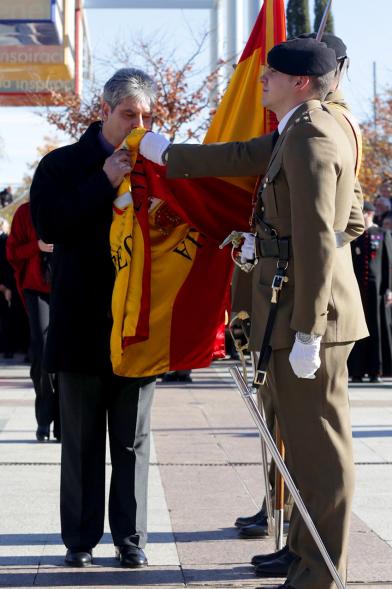 Ciudadano jurando bandera en Plaza Mayor de Alcobendas