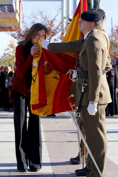 Ciudadano jurando bandera en Plaza Mayor de Alcobendas