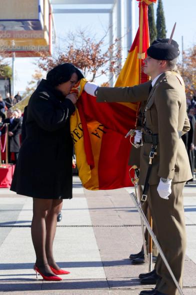 Ciudadano jurando bandera en Plaza Mayor de Alcobendas