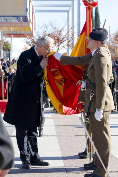 Ciudadano jurando bandera en Plaza Mayor de Alcobendas