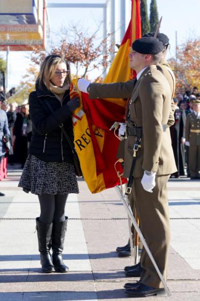 Ciudadano jurando bandera en Plaza Mayor de Alcobendas