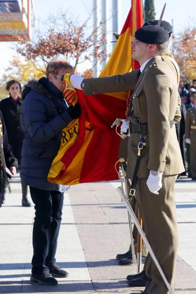 Ciudadano jurando bandera en Plaza Mayor de Alcobendas