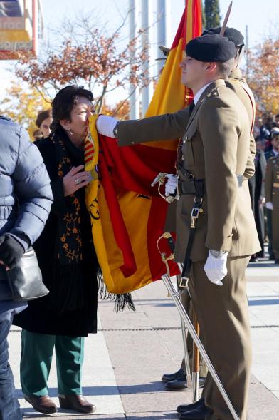 Ciudadano jurando bandera en Plaza Mayor de Alcobendas