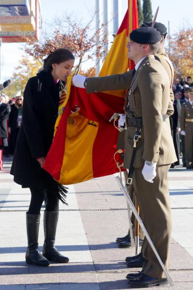 Ciudadano jurando bandera en Plaza Mayor de Alcobendas