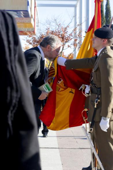 Ciudadano jurando bandera en Plaza Mayor de Alcobendas