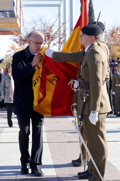Ciudadano jurando bandera en Plaza Mayor de Alcobendas