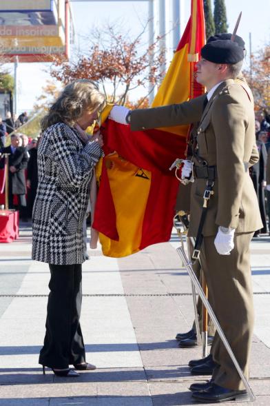 Ciudadano jurando bandera en Plaza Mayor de Alcobendas
