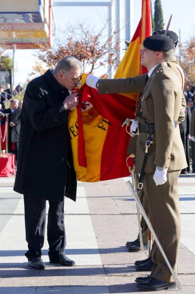 Ciudadano jurando bandera en Plaza Mayor de Alcobendas