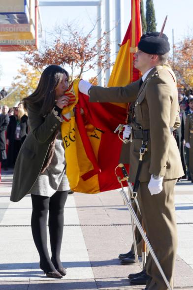 Ciudadano jurando bandera en Plaza Mayor de Alcobendas