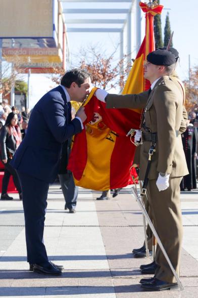 Ciudadano jurando bandera en Plaza Mayor de Alcobendas