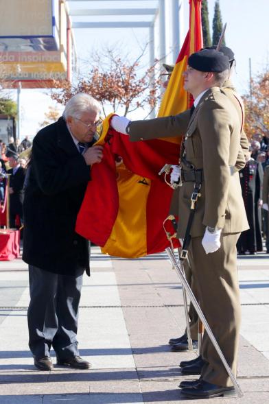 Ciudadano jurando bandera en Plaza Mayor de Alcobendas