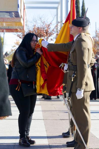 Ciudadano jurando bandera en Plaza Mayor de Alcobendas