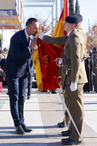Ciudadano jurando bandera en Plaza Mayor de Alcobendas