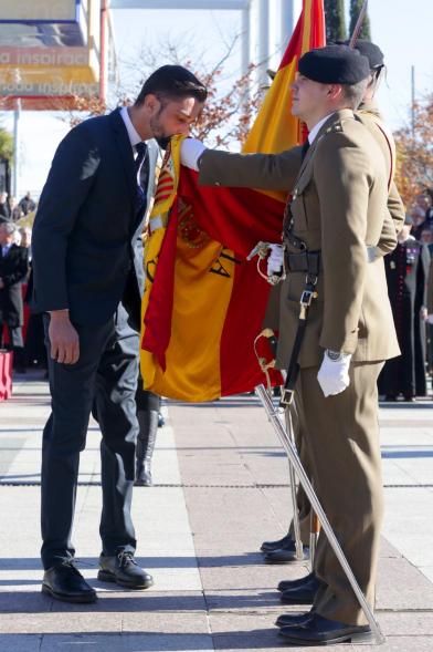Ciudadano jurando bandera en Plaza Mayor de Alcobendas