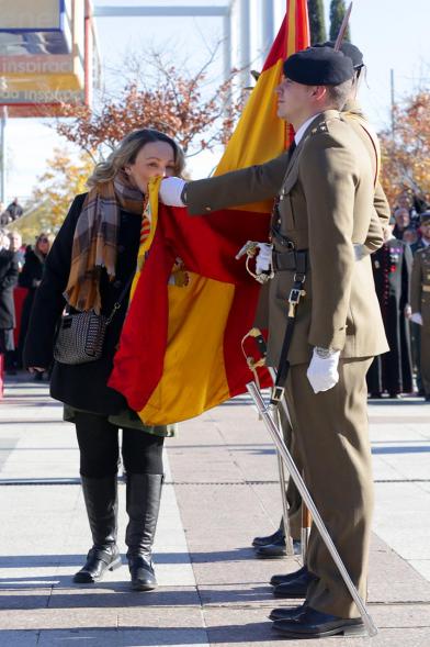 Ciudadano jurando bandera en Plaza Mayor de Alcobendas