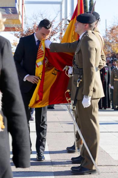 Ciudadano jurando bandera en Plaza Mayor de Alcobendas