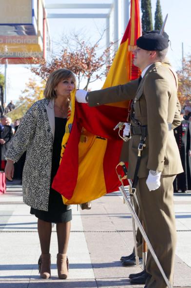 Ciudadano jurando bandera en Plaza Mayor de Alcobendas
