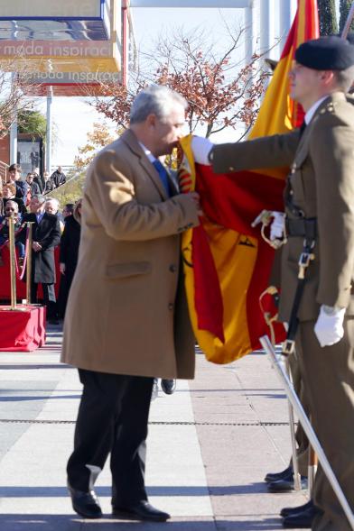 Ciudadano jurando bandera en Plaza Mayor de Alcobendas