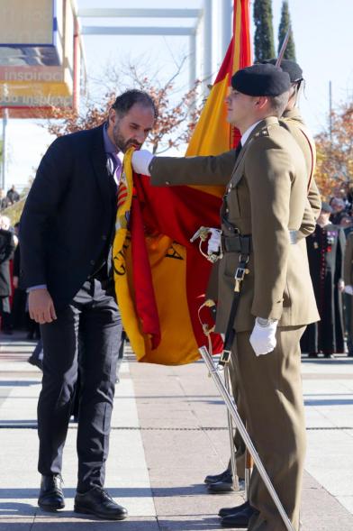 Ciudadano jurando bandera en Plaza Mayor de Alcobendas