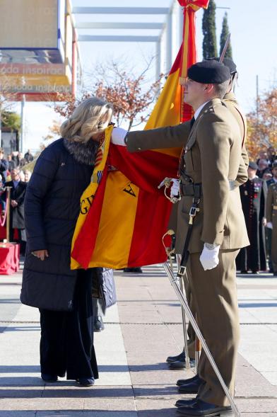 Ciudadano jurando bandera en Plaza Mayor de Alcobendas