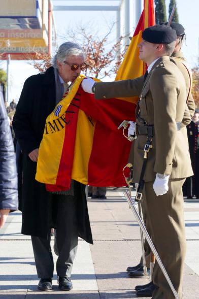 Ciudadano jurando bandera en Plaza Mayor de Alcobendas