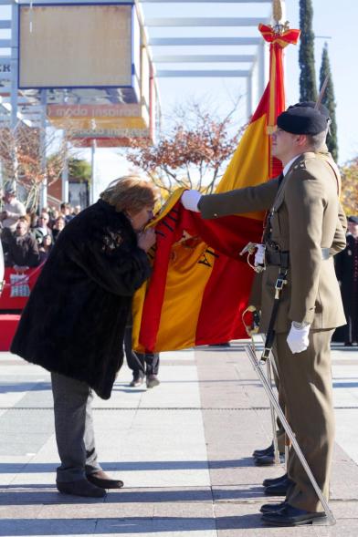 Ciudadano jurando bandera en Plaza Mayor de Alcobendas