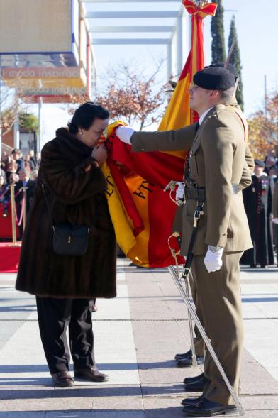Ciudadano jurando bandera en Plaza Mayor de Alcobendas