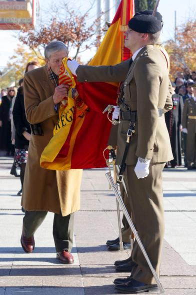 Ciudadano jurando bandera en Plaza Mayor de Alcobendas