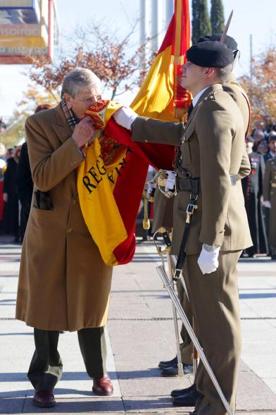 Ciudadano jurando bandera en Plaza Mayor de Alcobendas