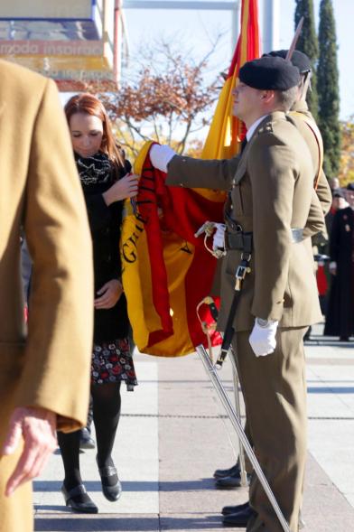 Ciudadano jurando bandera en Plaza Mayor de Alcobendas