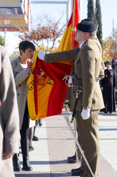 Ciudadano jurando bandera en Plaza Mayor de Alcobendas
