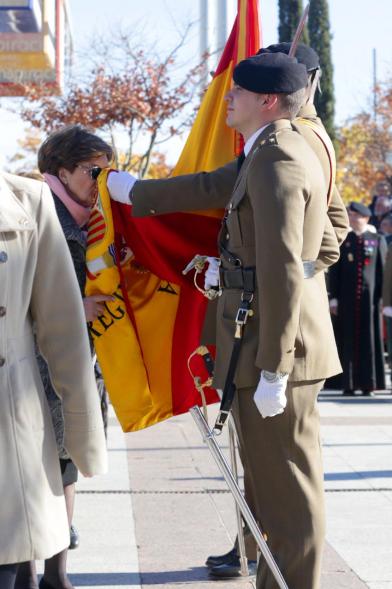 Ciudadano jurando bandera en Plaza Mayor de Alcobendas
