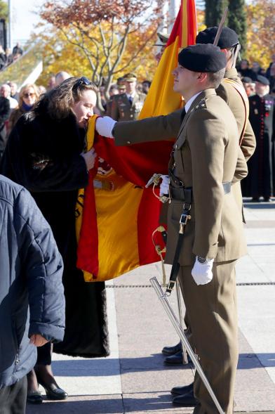 Ciudadano jurando bandera en Plaza Mayor de Alcobendas