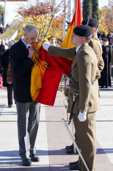 Ciudadano jurando bandera en Plaza Mayor de Alcobendas