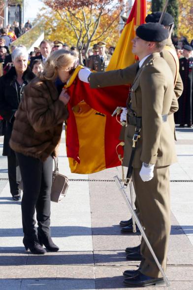 Ciudadano jurando bandera en Plaza Mayor de Alcobendas