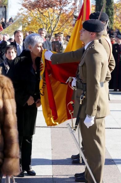 Ciudadano jurando bandera en Plaza Mayor de Alcobendas