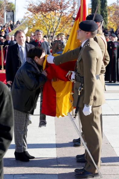 Ciudadano jurando bandera en Plaza Mayor de Alcobendas