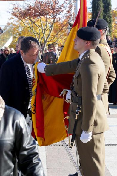 Ciudadano jurando bandera en Plaza Mayor de Alcobendas