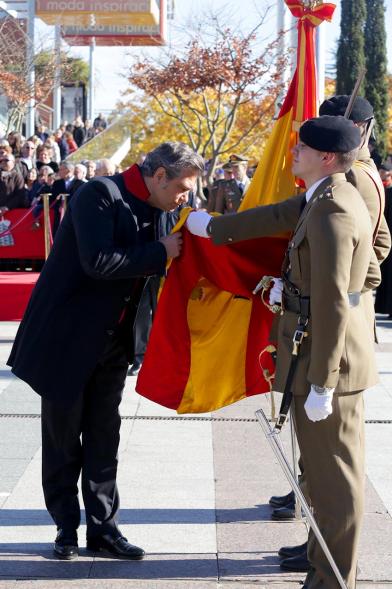 Ciudadano jurando bandera en Plaza Mayor de Alcobendas
