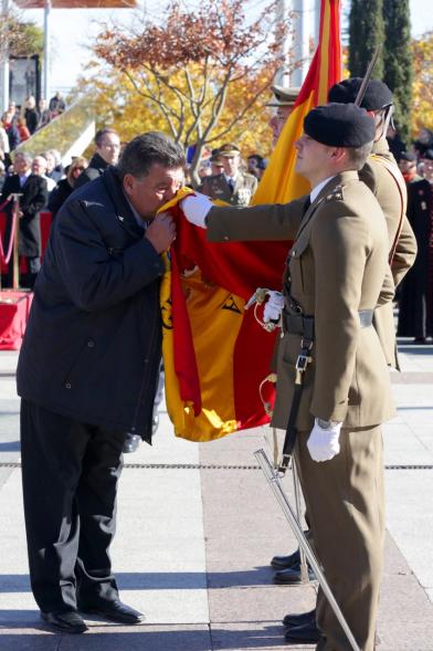 Ciudadano jurando bandera en Plaza Mayor de Alcobendas