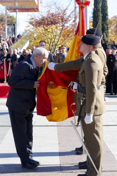 Ciudadano jurando bandera en Plaza Mayor de Alcobendas