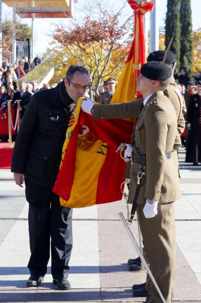 Ciudadano jurando bandera en Plaza Mayor de Alcobendas