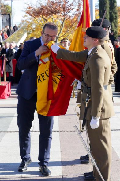 Ciudadano jurando bandera en Plaza Mayor de Alcobendas