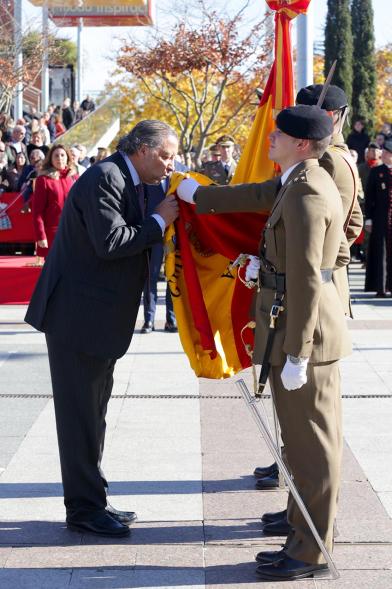 Ciudadano jurando bandera en Plaza Mayor de Alcobendas