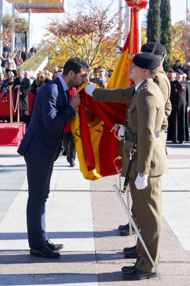 Ciudadano jurando bandera en Plaza Mayor de Alcobendas