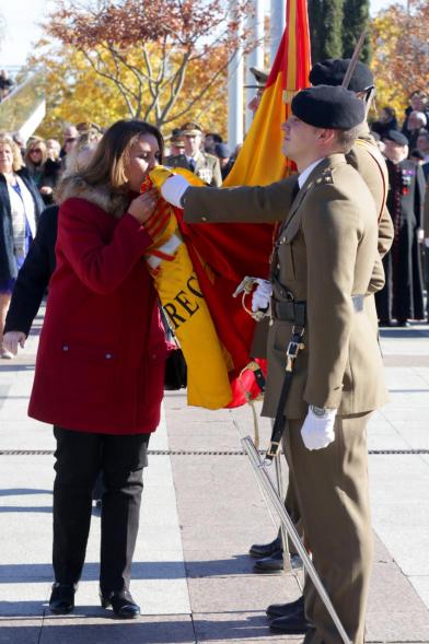 Ciudadano jurando bandera en Plaza Mayor de Alcobendas
