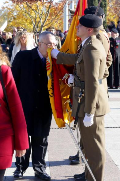 Ciudadano jurando bandera en Plaza Mayor de Alcobendas
