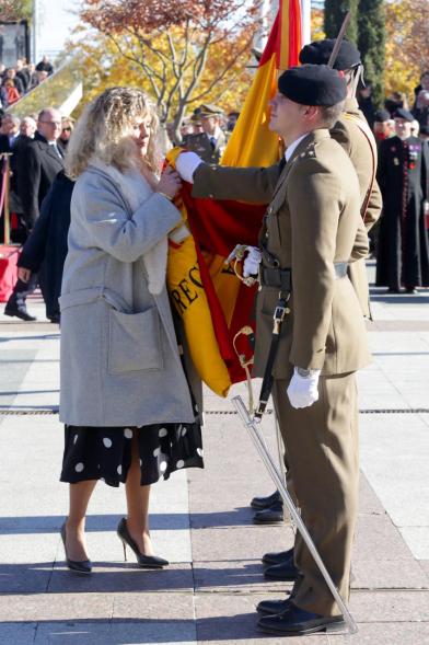 Ciudadano jurando bandera en Plaza Mayor de Alcobendas